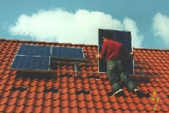 Aufdachmontage einer Photovoltaikanlage bei einem Einfamilienhaus